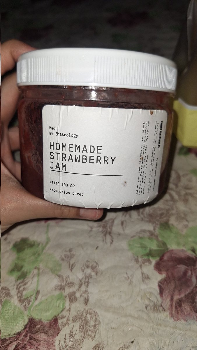 _tiramissyouu's tweet image. The ril selai strawberry yang ada buah strawberry nya 🍓🍓

Bener bener mau sungkem sama mba2 yg muncul di tl dan merekomendasikan selai home made ini. Rasanya endul, manisnya pas, dan yg paling penting MURAH BGT untuk ukuran segentong ini 🥹
Luvv shakeology ❤️❤️