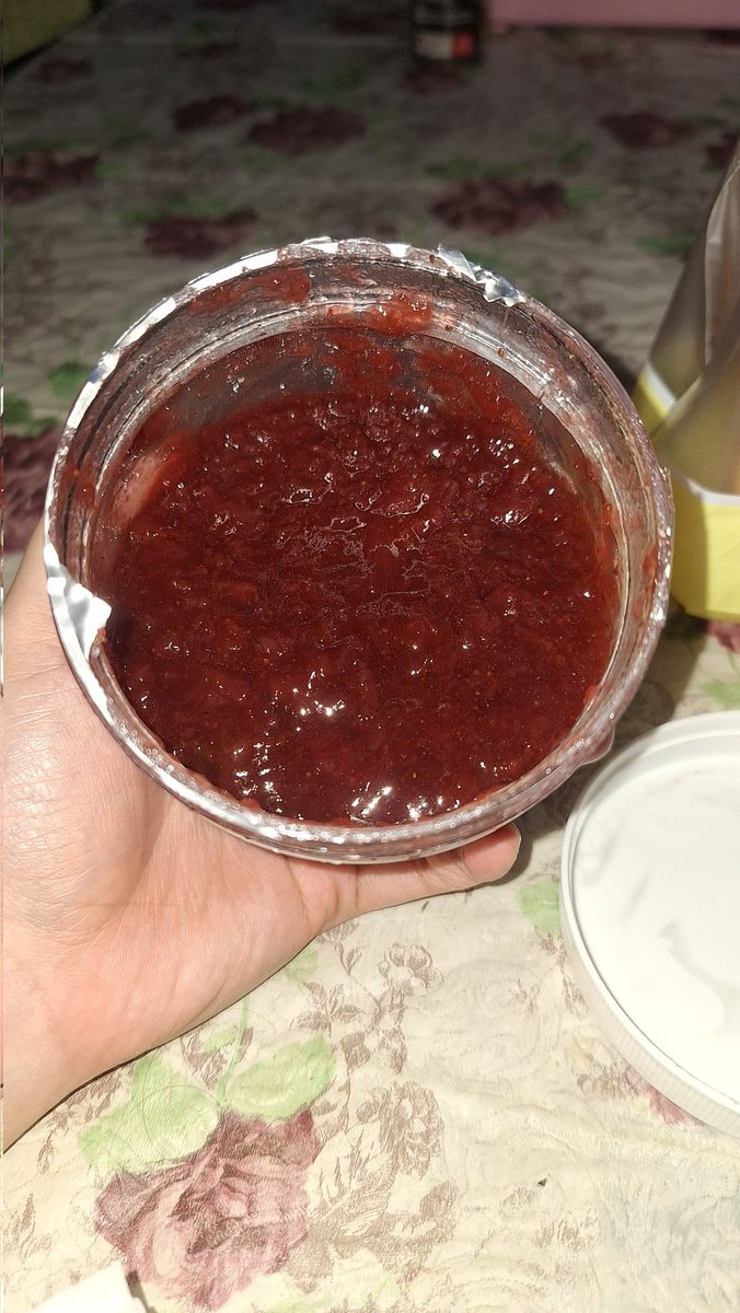 _tiramissyouu's tweet image. The ril selai strawberry yang ada buah strawberry nya 🍓🍓

Bener bener mau sungkem sama mba2 yg muncul di tl dan merekomendasikan selai home made ini. Rasanya endul, manisnya pas, dan yg paling penting MURAH BGT untuk ukuran segentong ini 🥹
Luvv shakeology ❤️❤️