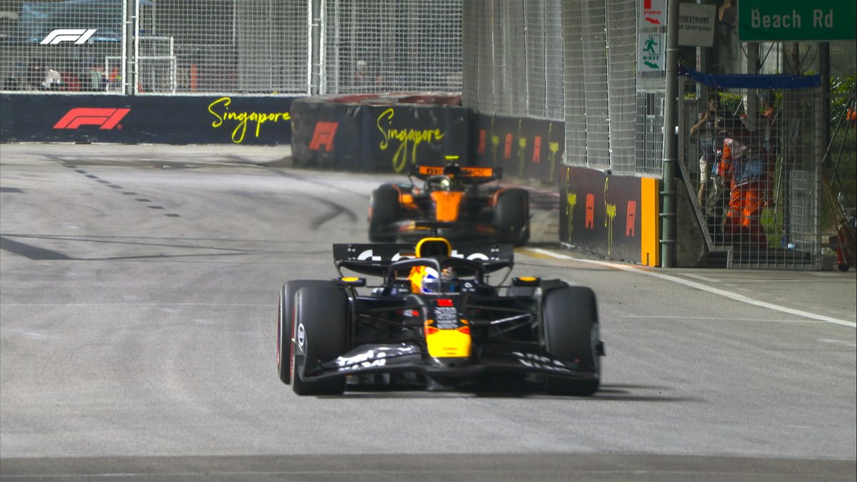 FormulaSourceIG's tweet image. Incoming: Max ⚔️ Lando

Norris chips away at the gap to Verstappen, but makes a small error at Turn 16! 😮

#F1 #SingaporeGP 🇸🇬