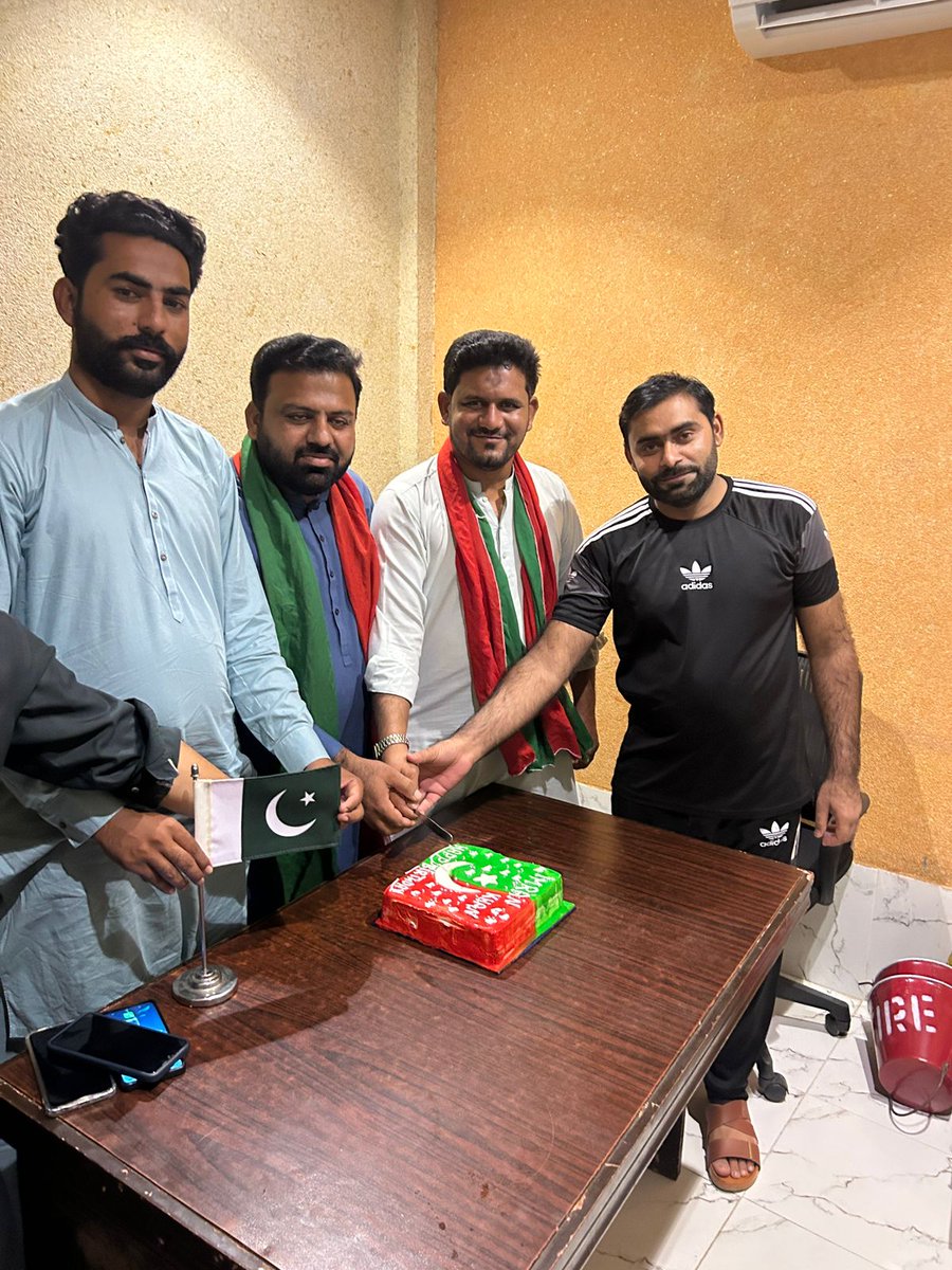 IYWSP_Official's tweet photo. انصاف یوتھ ونگ خانیوال کےسابق صدرپی پی 210 چودھری اشتیاق احمد آرائیں، سابق جنرل سیکرٹری ملک ندیم فیض کھنڈ، حمزہ آرائیں،سینئیر سیاسی رہنما عبدالقیوم ہزاروی کے زیر انتظام بانی چئیرمین پی ٹی آئ عمران خان صاحب کی سالگرہ کا کیک کاٹا گیا، 
جس میں عمران خان صاحب کی رہائی کے لیے دعا کی۔ https://t.co/heeeMKHfMH