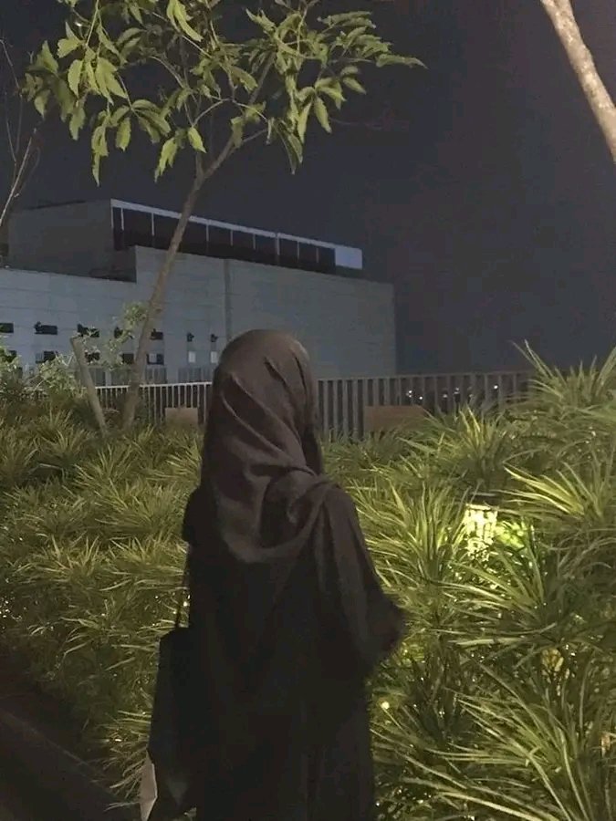 میں چاہتی ہوں میں تمہیں بتاؤں کہ مجھے درد ہوتا ہے اتنا درد کے دل کرتا ہے کہ اپنی کن پٹیوں پر انگلیاں رکھ کر اتنی زور سے دباؤں کہ وہاں سے خون کا اخراج ہو شاید اس خون میں وہ تمام باتیں وہ تمام سوچیں بھی بہہ جائیں۔ جو میرے ذہن کو اذیت کے نشتر چبھو تی ہیں