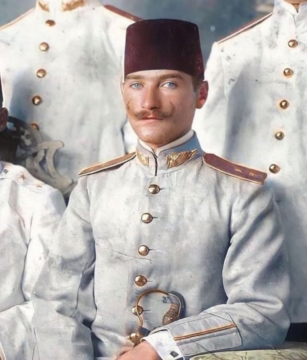 Sarışın bir kurda benziyordu ve mavi gözleri çakmak çakmaktı.