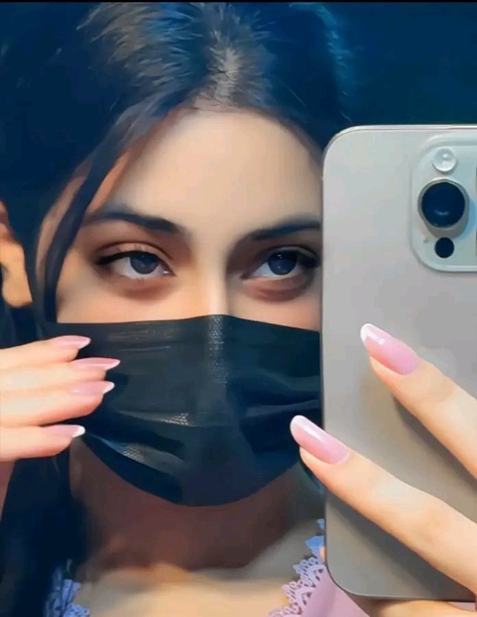 وہ مجھے سنبھال کے نہیں رکھ پا رہا 
لیکن وہ یہ بھی چاہتا ہے میں کہیں نا جاؤں 🍁