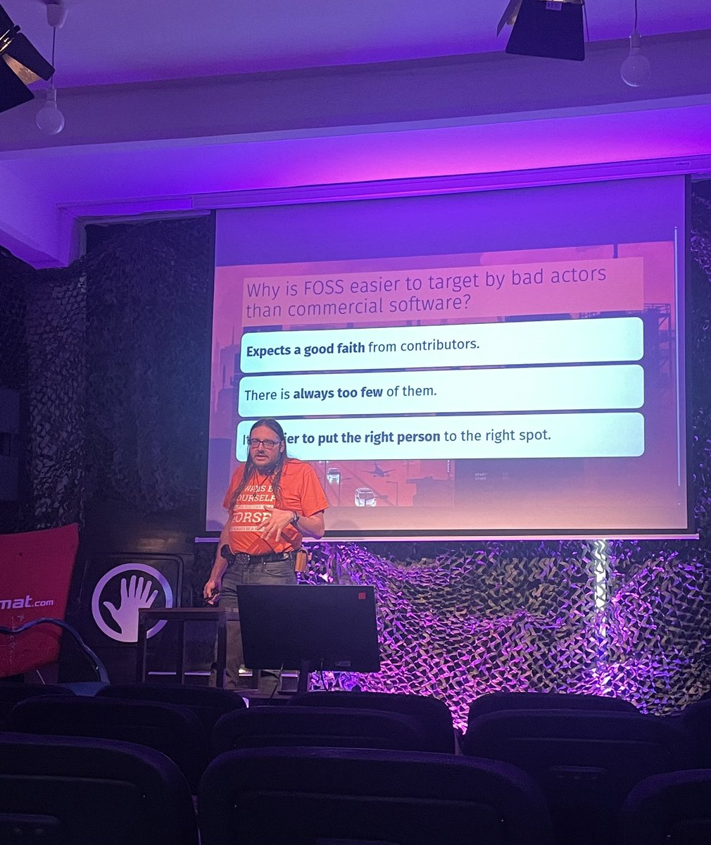 j32804's tweet photo. @Zerodartz Unlike this speaker who looks completely different from the pic https://t.co/tloTCsYL7z not sure if it’s the same person tbh. Neat talk tho. https://t.co/H1AmjG0Vc5