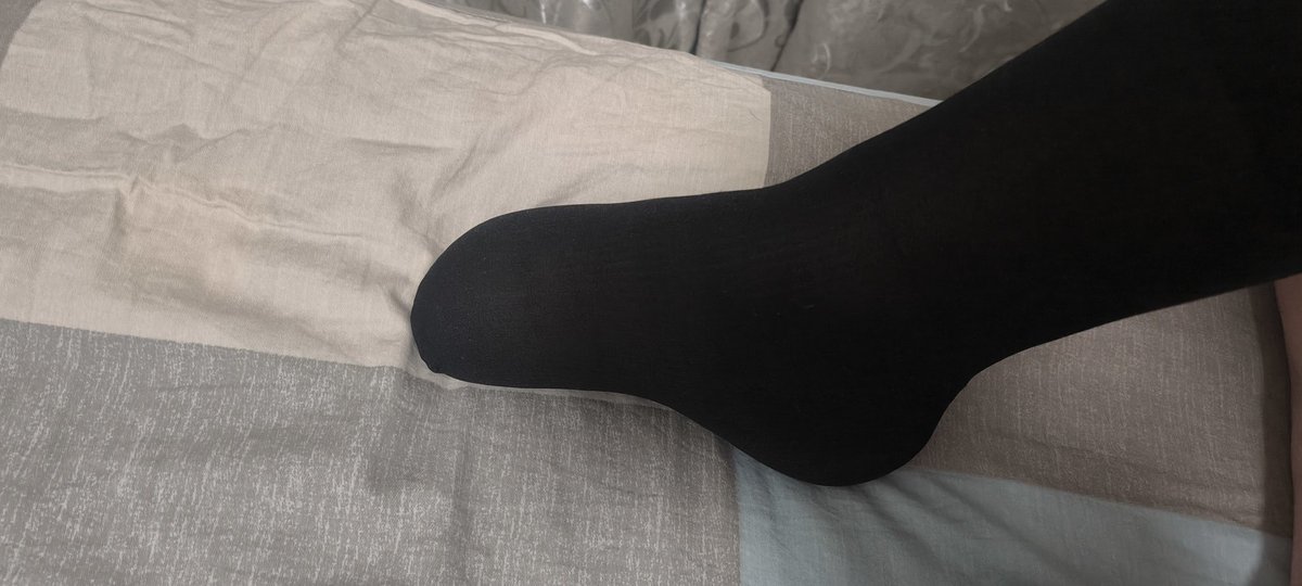 Man with small feet tweet media