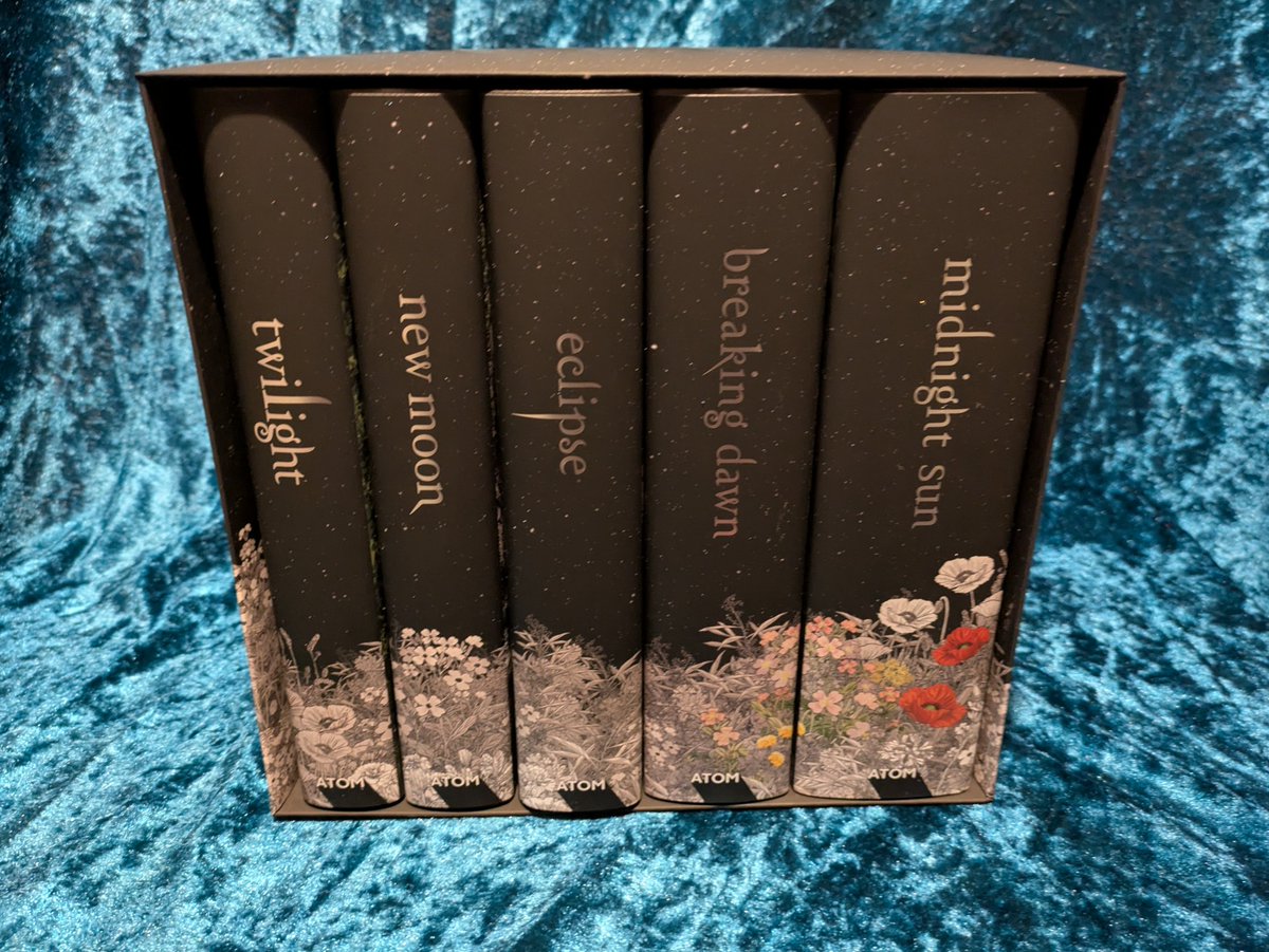 SMStokesBooks's tweet photo. 📚 Book Mail 📚
I had these special editions on pre-order and they did not disappoint 😍 absolutely gorgeous design!!
#bookmail #specialedition #sprayededges https://t.co/i9TD5kYD34