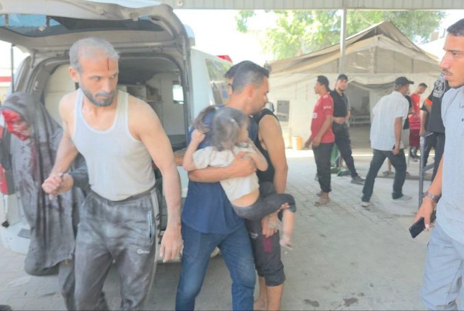 #Gaza Las fuerzas de ocupación israelíes reanudaron sus intensos ataques aéreos y de artillería en la Franja de Gaza, matando e hiriendo a civiles, incluidos niños, a pesar de la respuesta de Hamás al plan de alto el fuego de Trump y sus pedido de cese inmediato de los bombardeos