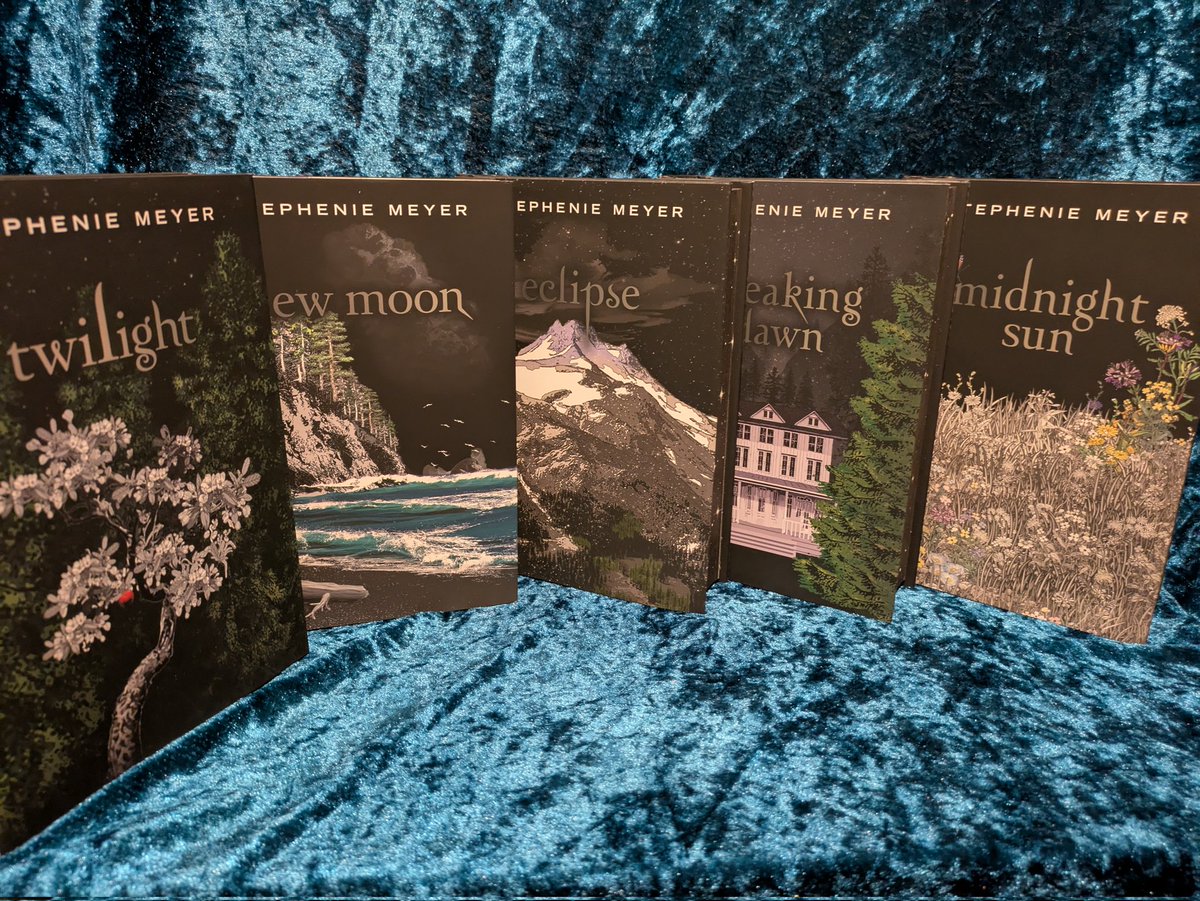 SMStokesBooks's tweet photo. 📚 Book Mail 📚
I had these special editions on pre-order and they did not disappoint 😍 absolutely gorgeous design!!
#bookmail #specialedition #sprayededges https://t.co/i9TD5kYD34