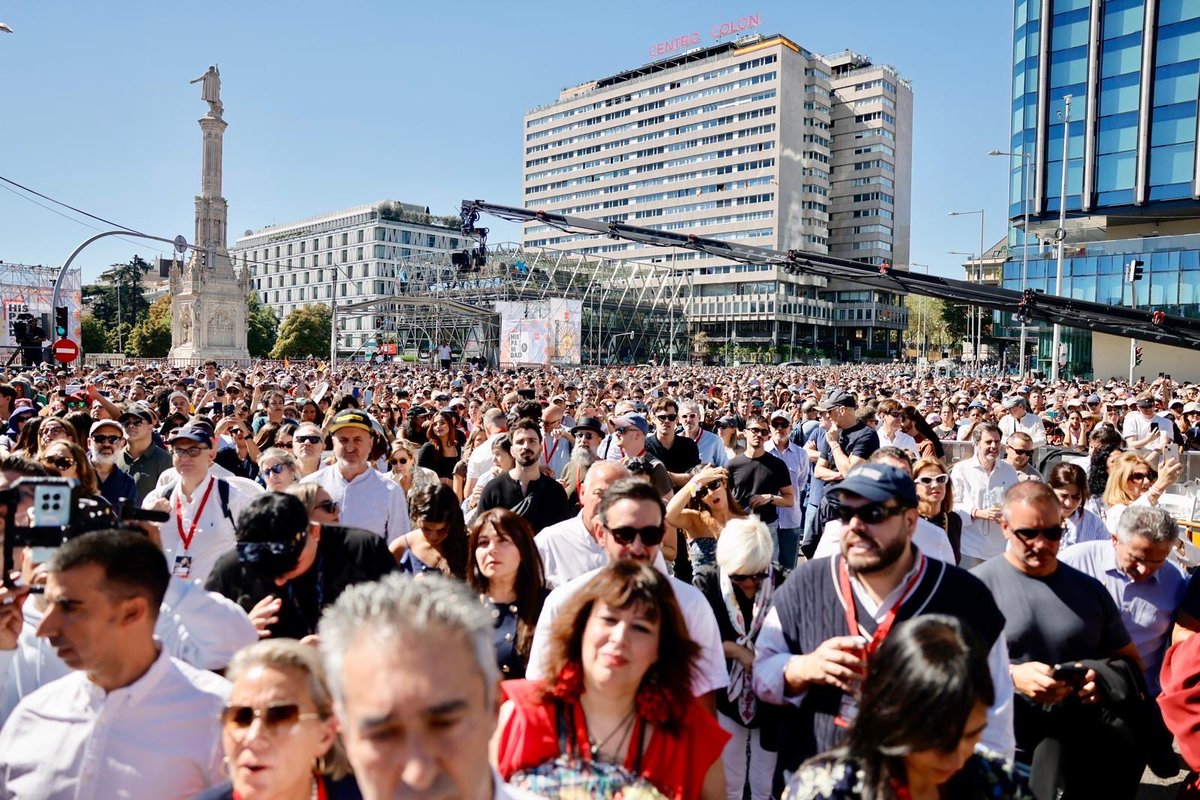 Isabel Díaz Ayuso (@idiazayuso) on Twitter photo Por todo lo que nos une. Más de 600 millones de personas compartimos una lengua universal y una forma alegre de ver la vida.
Celebramos con <a href="/GloriaEstefan/">Gloria Estefan</a> ser hispanos y estar en casa: en Madrid. Por todo lo que nos une. Más de 600 millones de personas compartimos una lengua universal y una forma alegre de ver la vida.
Celebramos con <a href="/GloriaEstefan/">Gloria Estefan</a> ser hispanos y estar en casa: en Madrid.