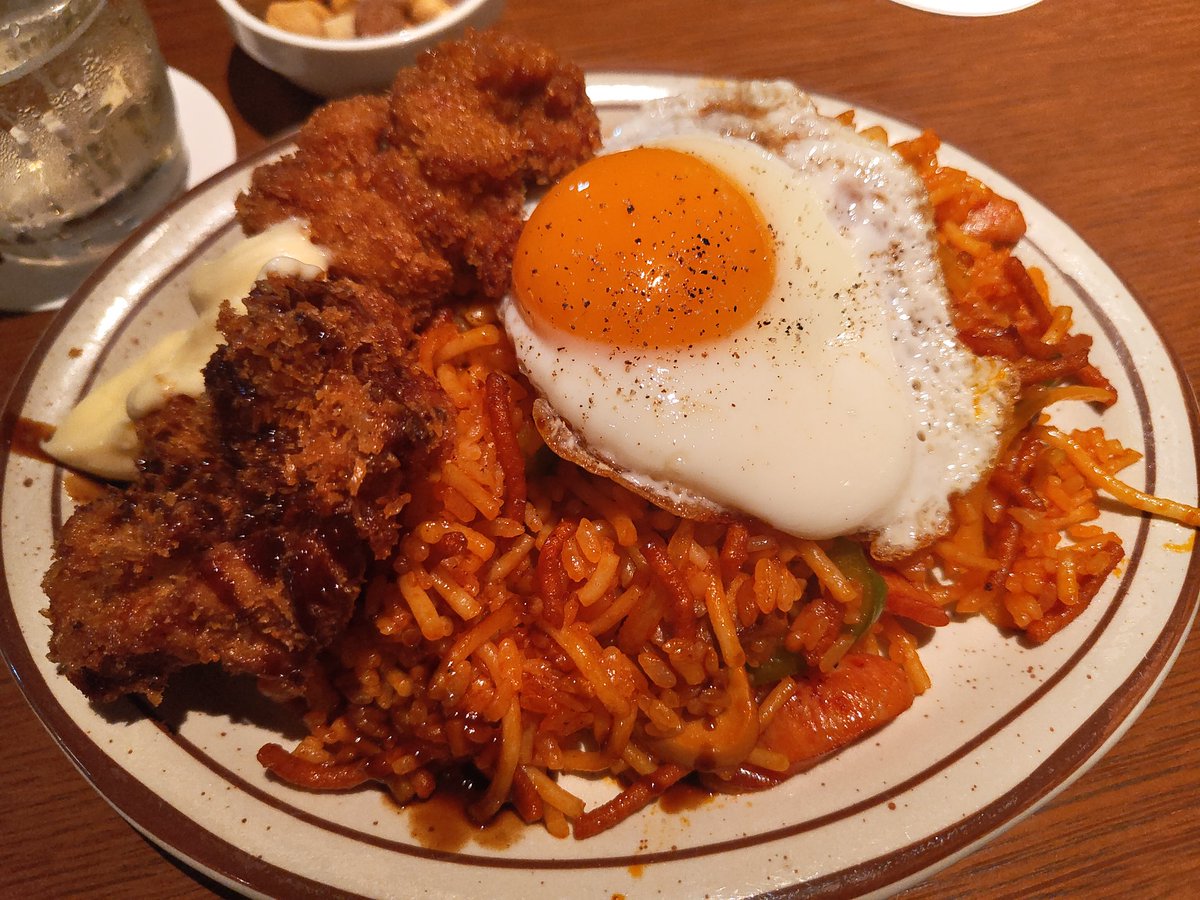 nfc_hase's tweet photo. フットサルCライセンス受講完了！
日程が合わず、やむを得ず神戸まで二泊三日の遠征ペナルティ。
朝から晩までぶっ通しの実技と講義に身体も限界でしたが
参加者全員で盛り上げてなんとかやりきりました🏋🏻‍♂️

ペナスタ神戸はとても素晴らしい施設で神奈川にもこんな施設欲しい😫

神戸にまた行こうべ https://t.co/FFTSZ46rYr