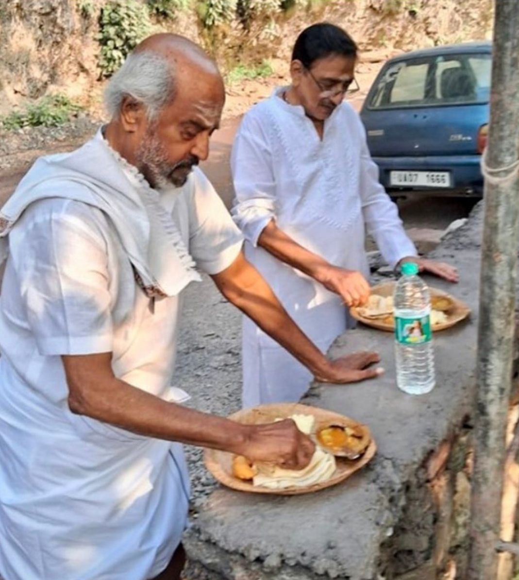 garrywalia_'s tweet photo. 500 करोड़ के आसपास का मालिक , दुनिया झुक कर सलाम ठोकती है फिर भी देखो कैसे दोस्तों के साथ आम ज़िंदगी जी रहा है . पता है कौन है ये ? 😍 https://t.co/wgklZVGdLL