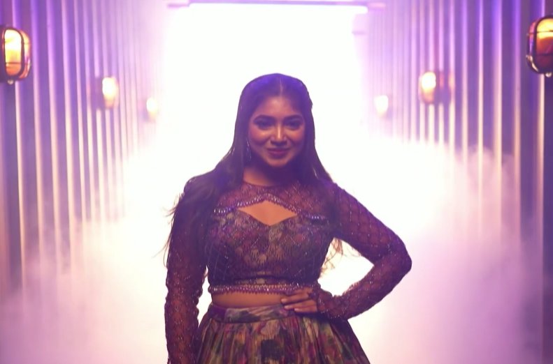 Rasigan_022's tweet photo. #VJParvathy enters the house as 4th contestant with #Redbadge. 🧧
BOLD.. BoLd.. bOLd.. already Survivor pathachu.. inga enna panna poringanu papom. 👍
#BiggBossTamil9 #BiggBossTamil #VijaySethupathi