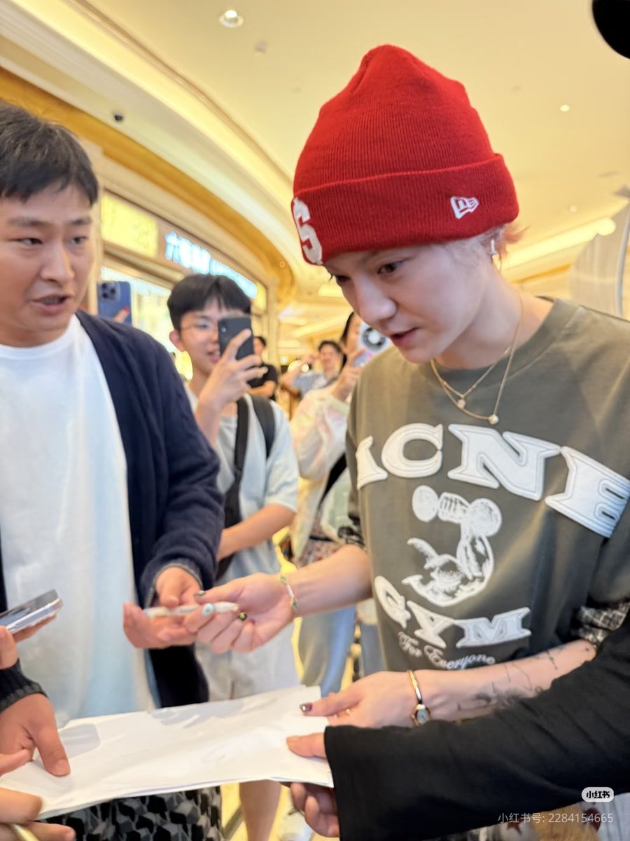 น้องลู่หานคือขวัญใจทุกเพศทุกวัย​ วันก่อนก็มีเด็กเล็กวิ่งตาม​ 😂