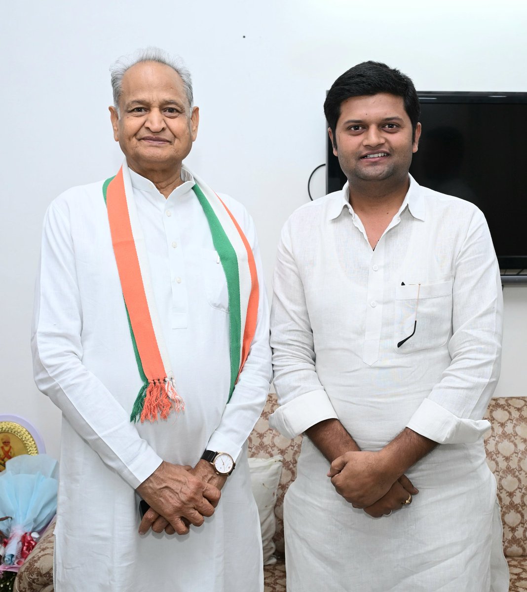 SurajNarayan__'s tweet photo. #बिहार_विधानसभा चुनाव हेतु #AICC द्वारा वरिष्ठ पर्यवेक्षक के रूप में पूर्व मुख्यमंत्री  #श्री_अशोक_गहलोत_जी की नियुक्ति होने पर हार्दिक बधाई एवं शुभकामनाएँ!
@ashokgehlot51 @ShashiK_Sharma https://t.co/yMJ3WpiWjC