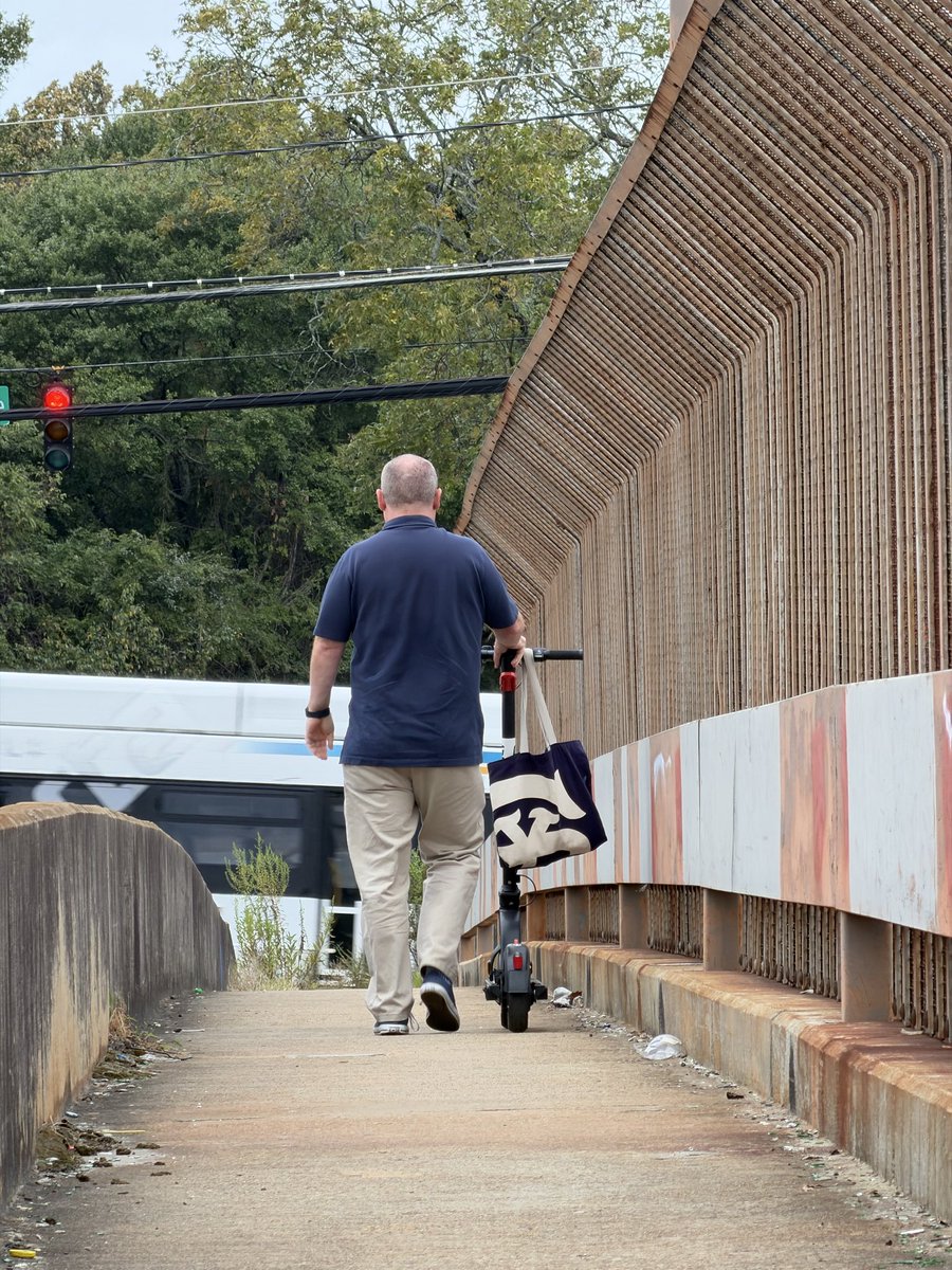Some <a href="/MARTAtransit/">MARTA</a> and <a href="/switchyards/">Switchyards</a> sightings on my walk this morning. 🚇 🛴 🚶🏻