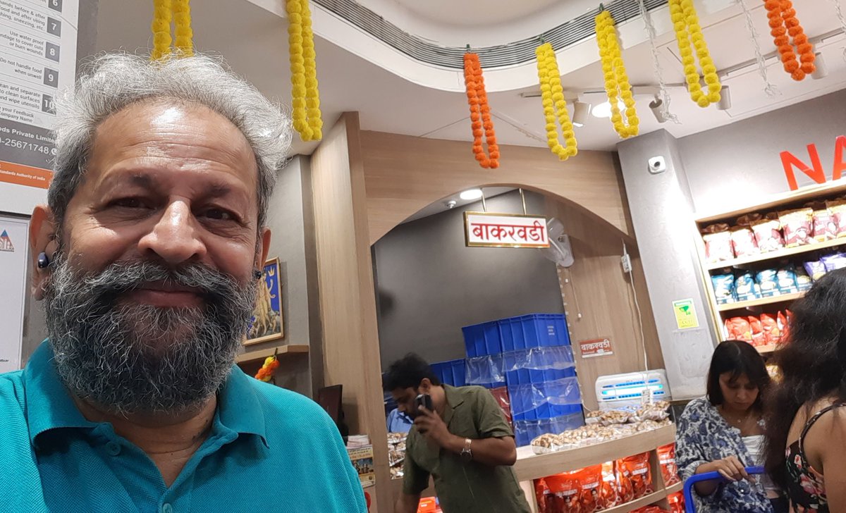w_karve's tweet photo. #Selfie #Chitale  #Bakarwadi https://t.co/v8ZxEKG4Uu