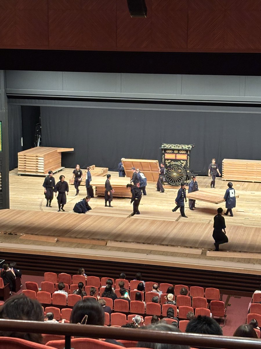 kyokankawakami's tweet image. 博多座の「市川團十郎 特別公演」へ行ってきました。映画〝国宝〟の影響が未だ続いているのか、満員御礼!夜の部は、大変面白く歌舞伎の世界を覗けるものでした。化粧・衣装の着替えなど、総重量約60kgの衣装やかつらなどをつける様子を、舞台上で披露してくれました。
#團十郎
#歌舞伎の拵え