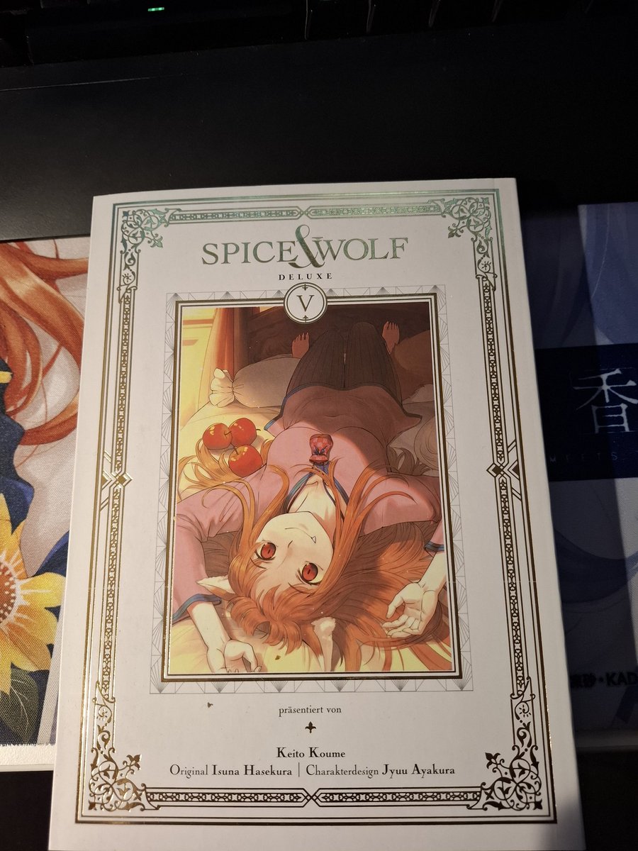 TwwHolo's tweet image. The German version of Vol. 5 S&amp;amp;W deluxe manga is here 🐺🍎 I love the cover of this one, Holo looks kinda funny if you look at it upside down ❤️
Again Keito Koume did a great job!
#狼と香辛料 #spice_and_wolf