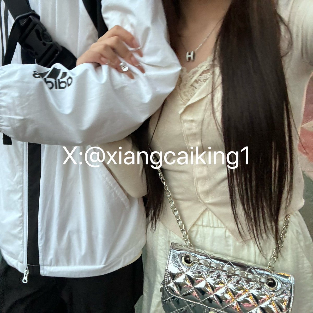 今天陪别人的老婆一天，吃饭逛街看电影，现在准备去酒店。
我突然有种这是我老婆的错觉🙃
别喷我，他老公自己说的想看我和他老婆有种甜蜜的恋爱感。