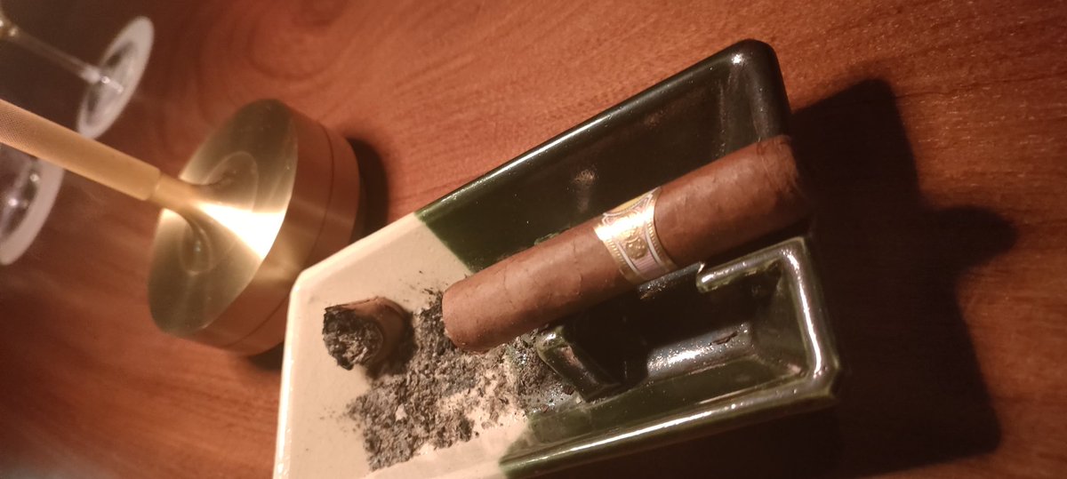 Sub_iuchi02's tweet image. BARで葉巻を1本。煙草とはまた違う楽しみ方がありますね
‥‥猟のときにも頂きたいです