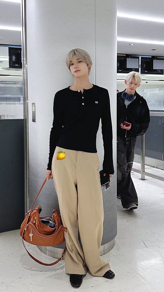 카메라로 전신찍을려면 2층 난간뒤로 떨어져야되서 폰카찍었는데 포즈잡은게 너무우ㅜㅅ겨