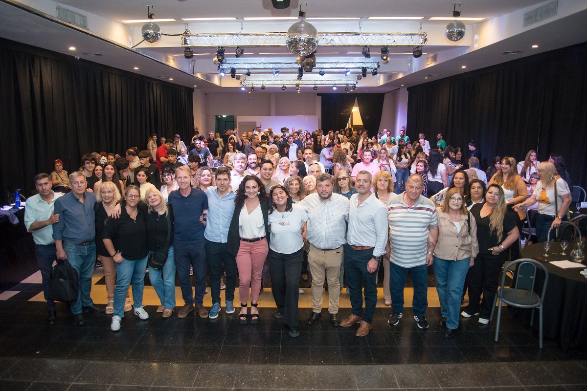 FabianFPeralta's tweet photo. Porque es imposible hacer un país con medio país, nace @ProvUnidasAR Vamos por un modelo de producción y trabajo. Gracias a todos y todas las que ayer aportaron para este maravilloso encuentro cívico #SomosGen #ElFuturoSeProduce
@GiScaglia Diputada @maxipullaro https://t.co/XyEIDzUTVo