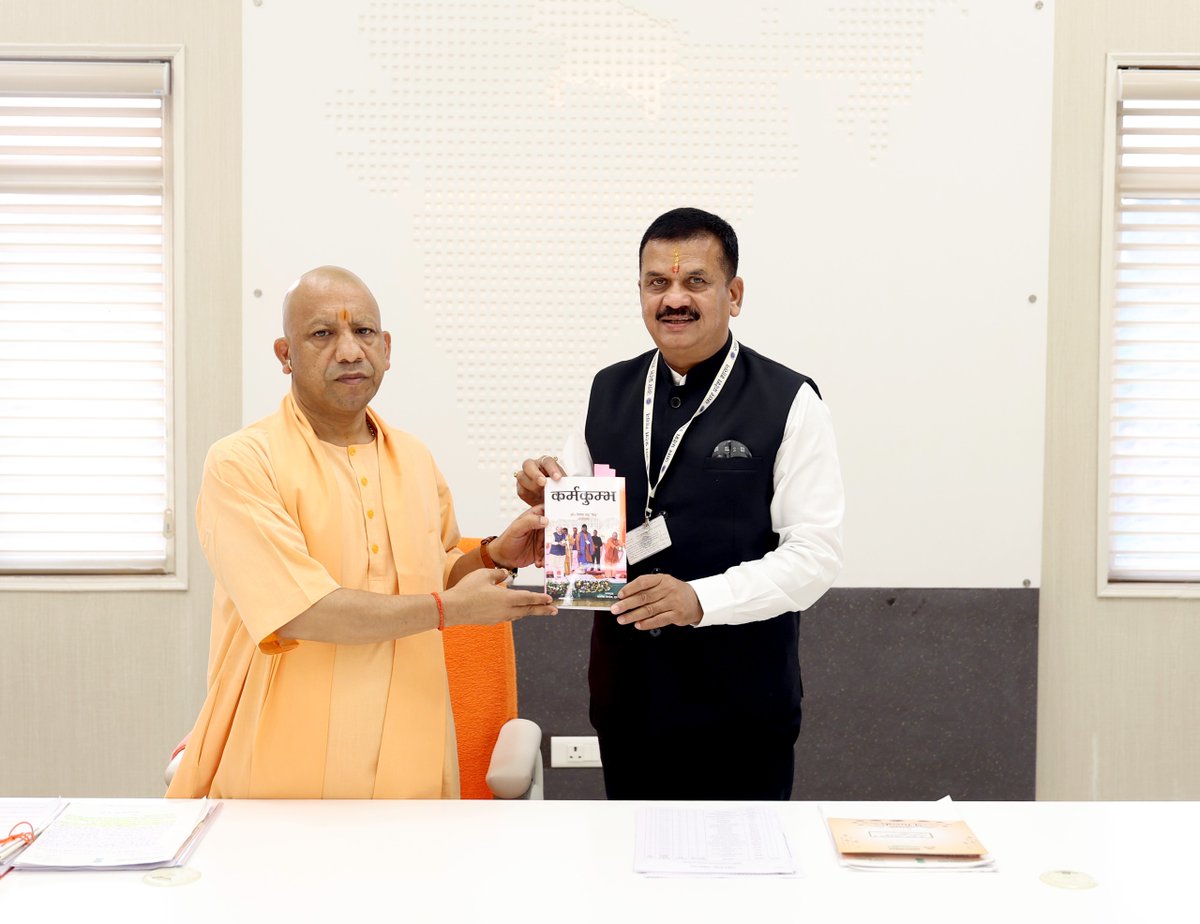 Yogi Adityanath Office (@myogioffice) on Twitter photo मुख्यमंत्री श्री <a href="/myogiadityanath/">Yogi Adityanath</a> जी महाराज से आज लखनऊ में जनपद जौनपुर के जिलाधिकारी डॉ. दिनेश चंद्र जी (IAS) ने शिष्टाचार भेंट की। मुख्यमंत्री श्री <a href="/myogiadityanath/">Yogi Adityanath</a> जी महाराज से आज लखनऊ में जनपद जौनपुर के जिलाधिकारी डॉ. दिनेश चंद्र जी (IAS) ने शिष्टाचार भेंट की।