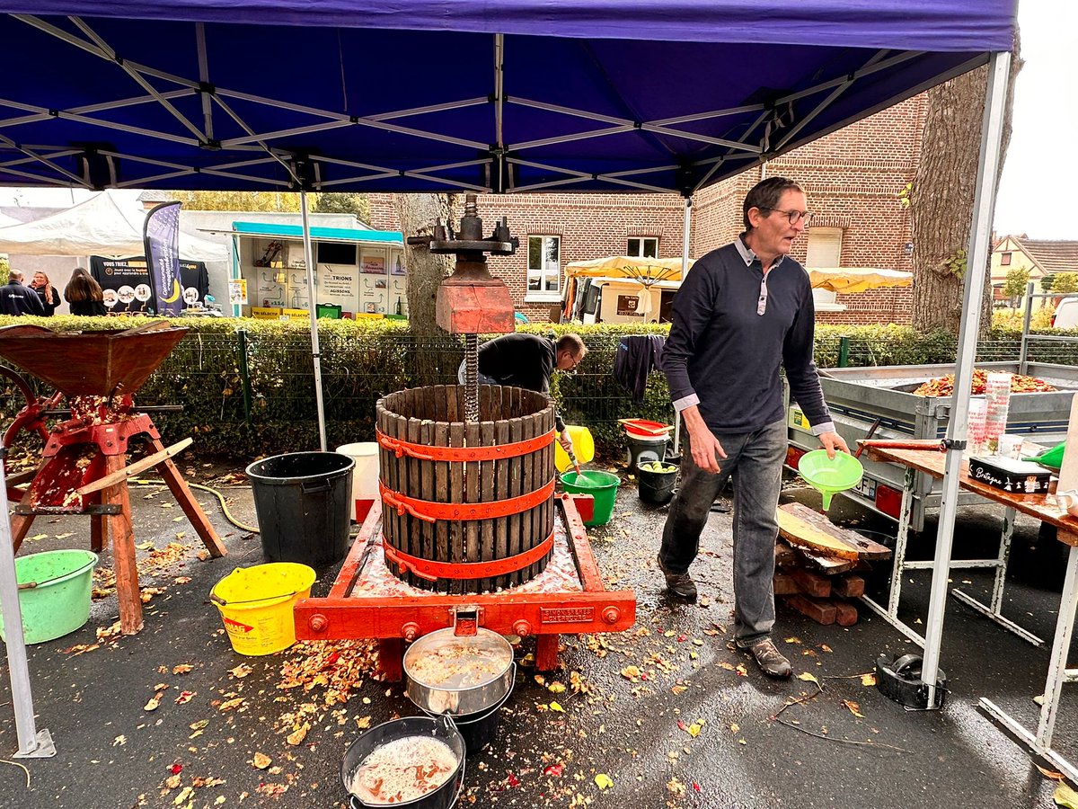 TaverneMichael's tweet photo. Ce dimanche, j'ai eu le plaisir de me rendre à #wambaix à l'occasion de la fête de la pomme et de la biodiversité.
Pressage de pommes, vente de jus de pommes frais, nombreux stands et animations animent le coeur du village jusqu'à 17h.
Un grand merci à Monsieur le Maire Romain Manesse et son conseil municipal pour leur accueil chaleureux et leur invitation 🙏