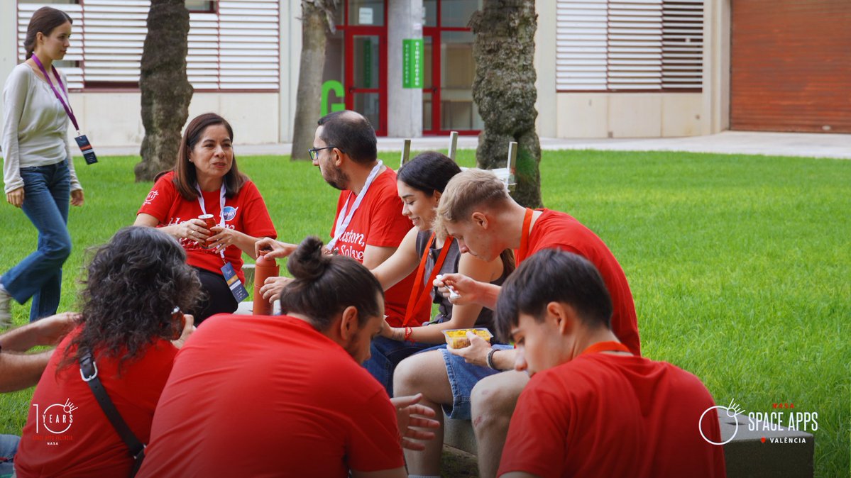 ¡La creatividad y la ciencia se ponen en órbita en #SpaceAppsValencia! 🚀

Los equipos trabajan activamente en retos de la NASA: exploración espacial, exoplanetas, IA, cambio climático y gestión de recursos hídricos 🌍

🧑‍🚀 Innovación y trabajo en equipo llenan la Casa del Alumno