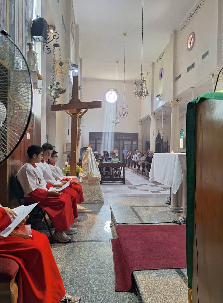 Sigamos rezando por Paz en Gaza. Foto de hoy, 5/10/2025. La luz del sol entra por el ventanal roto el día del ataque terrible del 17.7.2025, en la Parroquia de la Sagrada Familia.