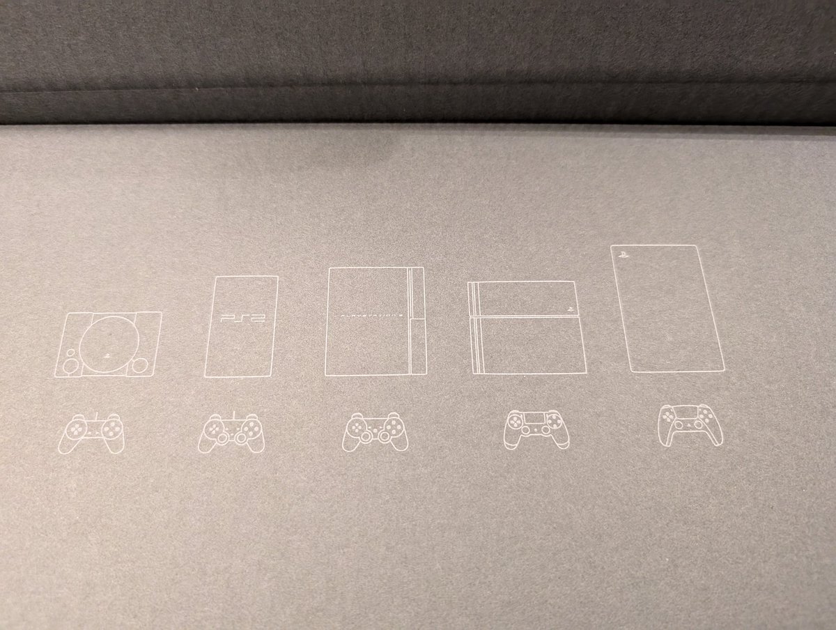 嫁さんのiPhone17を一緒に見に行ったはずがPS5を買って帰ってきた笑
まさか限定版が売ってるとは思わなかった😂
iPhoneは在庫無し😇