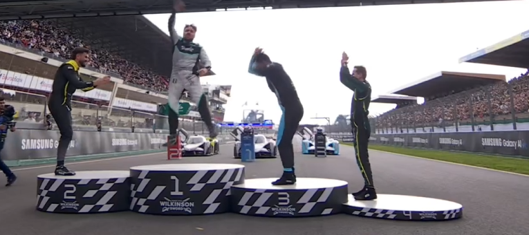 riyadinhoo_'s tweet photo. 🚨 LE GAGNANT DE LA COURSE DE LÉGENDE EST ETIENNE !  🏆

FÉLICITATIONS 🎉

#GPExplorer3 #TheLastRace https://t.co/YS2mvPMBHr