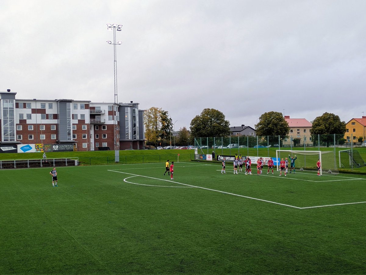 Vänersborgs IF - Tidaholms GoIF
Vänersvallen Nord
Div 2 Norra Götaland 
#banehopping

8-3. Hadde en sjuk kampopplevelse på Trollhättan - Vänersborg for 3 år sia, skulle se om gutta fortsatt holdt det gående, ser ikke sånn ut. Null supportere, veldig synd. Bra kamp still.