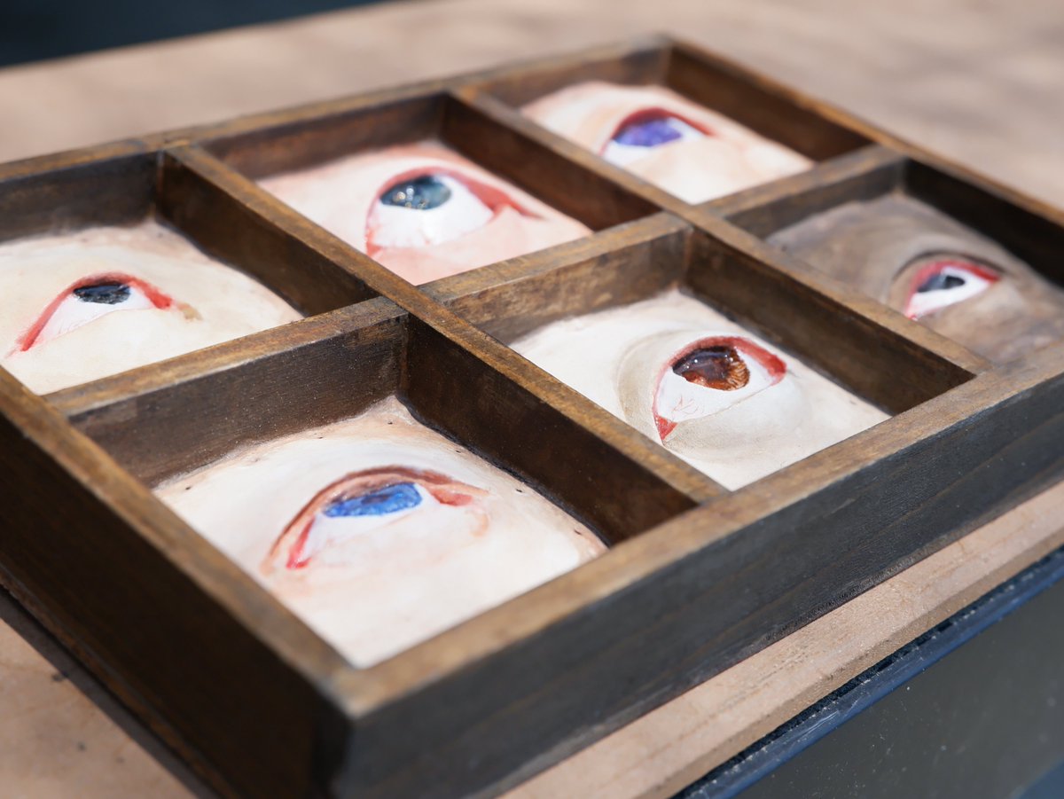 『眼』タコシェさんにて展示中です👁

「人形会議 出版記念展」  
会期:2025年9/27(土)〜10/9(木)
時間:12時〜20時　水曜定休
会場:タコシェ<a href="/tacoche/">タコシェ  TACO ché</a>

☆同時開催☆  
「人形会議 出版記念展」  
2025年9/23(火)〜10/12(日) 
火〜金18時〜23時  
土・日14時〜23時 月曜定休  
オンディーヌ<a href="/ondine0515/">Gallery Cafe&Bar オンディーヌ</a>