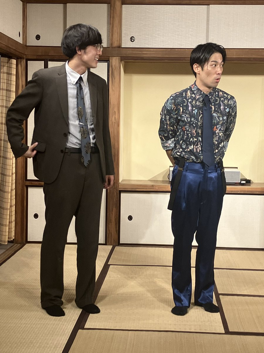 nc_beretchan's tweet image. 口撃戦。ガングリオンは上京後初和室ライブ。

椅子の配置の都合で舞台と客席の距離が気になったり。

偶然に靴下も宮本さんと北村さんが黒、マエノさんとクボさんが黄色でした⬛️🟨

#灰まで