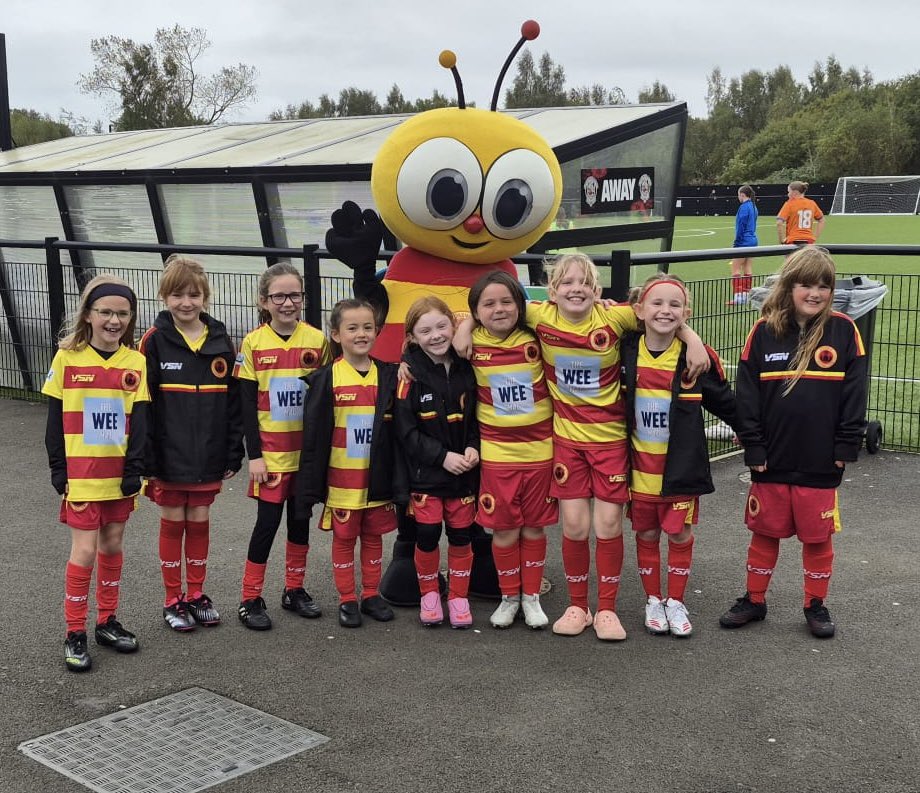 Mascots and madness have arrived 🤣

Buzzy enjoying have lots of new friends to lead the team out today 🐝 Thanks to our U8s for being fantastic mascots 🥰