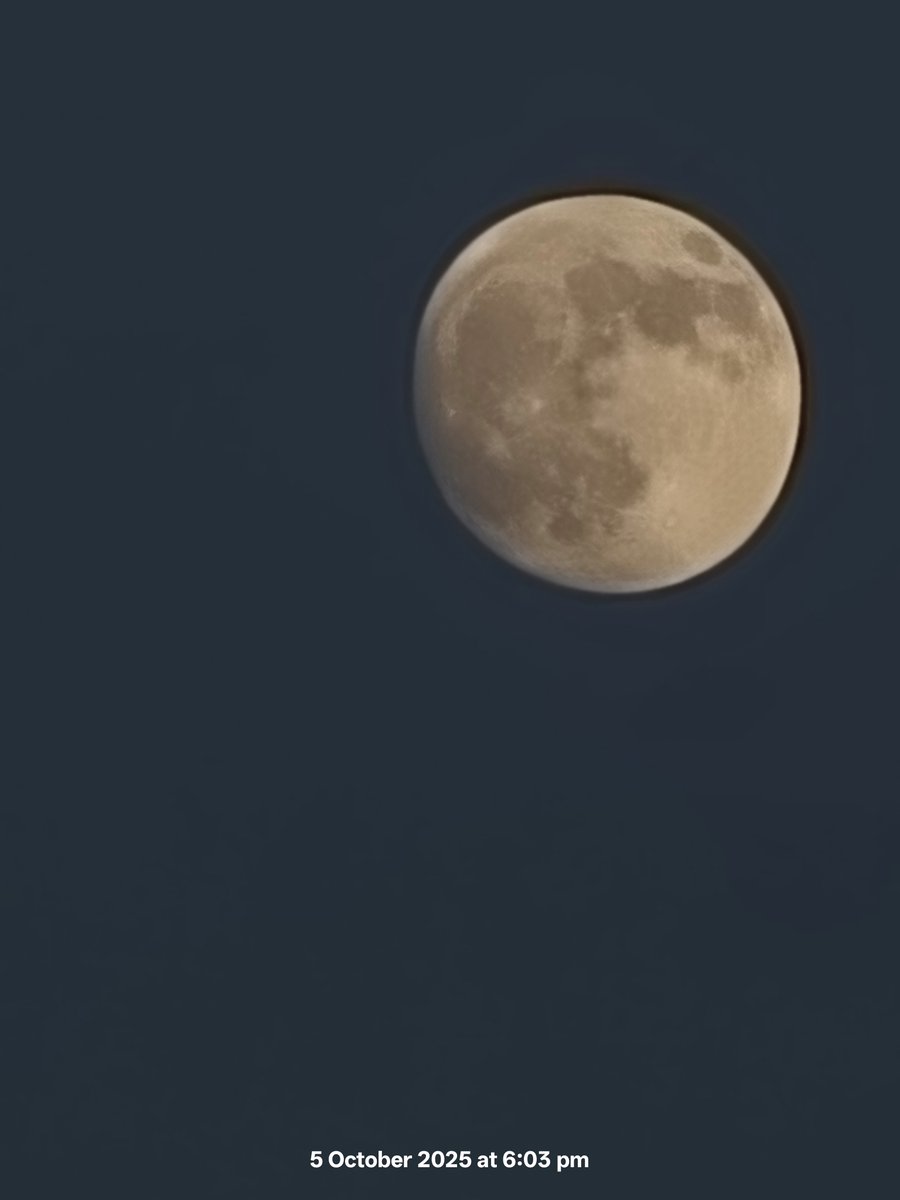 Nargis_ahmad_21's tweet image. Life becomes easier when u stop giving emotional reactions to everything.
When u learn to tame them — instead of letting them control you , you begin to see things clearly.

#mooneclipse #night #lunareclipse2025 #moon #photograghy #LUNAR #nightlife