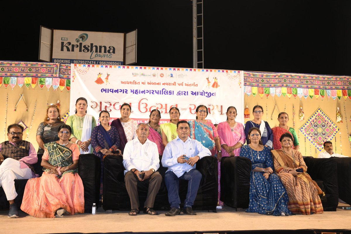 BhavnagarMuni's tweet image. 🌕 ભાવનગર મહાનગરપાલિકા દ્વારા આયોજિત ગરબા ઉત્સવ - 2025 માં મહાનગરપાલિકાના તમામ સ્ટાફ અને તેના પરિવારજનોએ ઉત્સાહભેર અને જોશ સાથે જોડાઈ મા જગદંબા ના પવિત્ર પર્વની ઉમંગ ભેર ઉજવણી કરેલ. 💃✨
#Dussehra #Navratri #Navratri2025 #udy2025 #UrbanDevelopmentYear2025 #bmcbhavnagar #bhavnagar