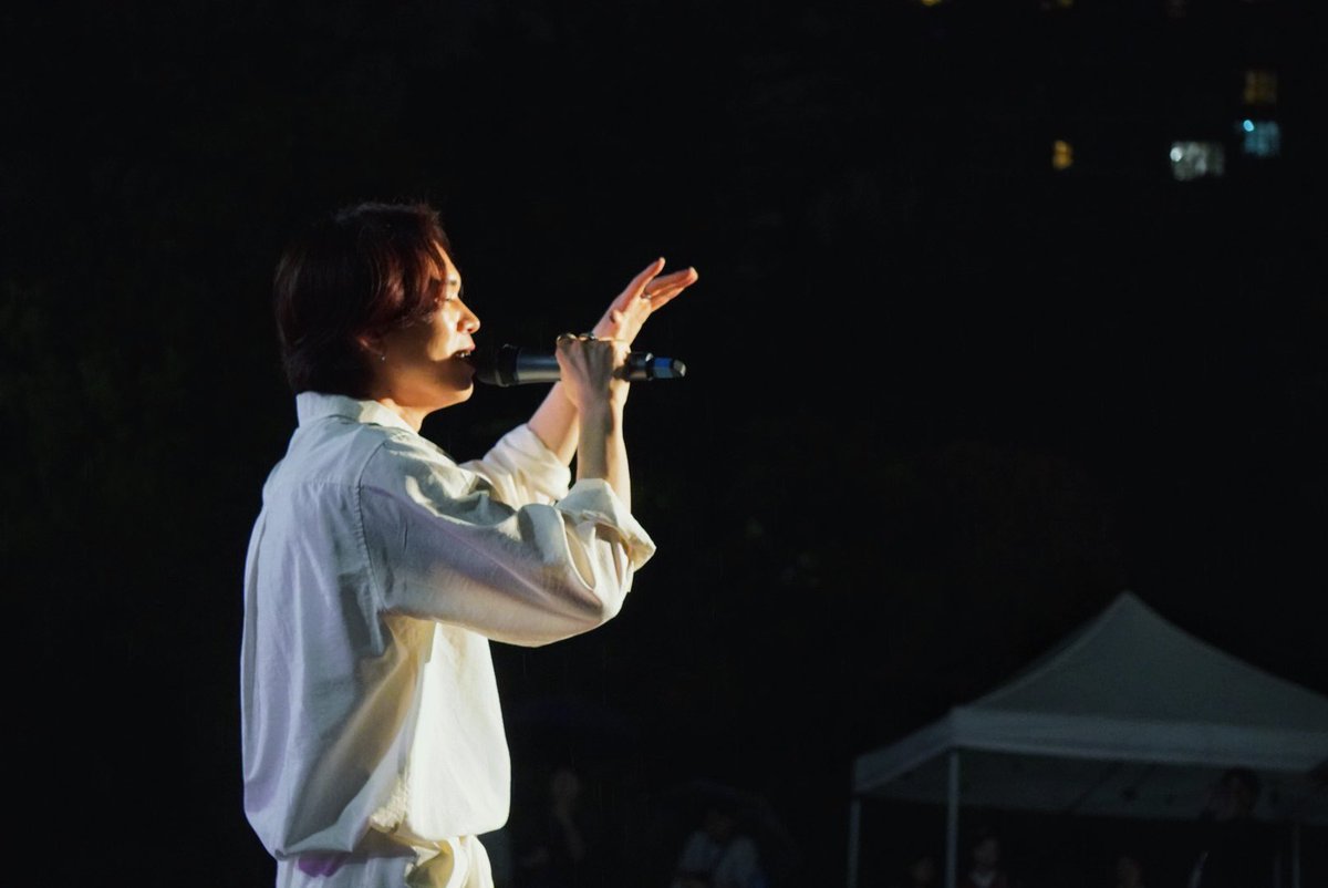 Kanamek0504's tweet photo. 2025.10.04 #川原光貴
 #Sgate

まさかの後ろからの登場で
客席からの歓声すごかった🫶🏻
いつもみんなを巻き込んで
楽しい空間を創ってくれて
会場に笑顔が溢れてたな～☺️

ダンスかっこよくて終始釘付け😳✨
そして嬉しい報告の瞬間に
一緒にいれて幸せだた🦁

雨の中歌ってくれてありがとう☺️🤝🏻 https://t.co/iPwUzJChbX