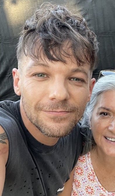 O cabelo peaky blinders grisalho 🫦
Louis Tomlinson é um pecado de homem