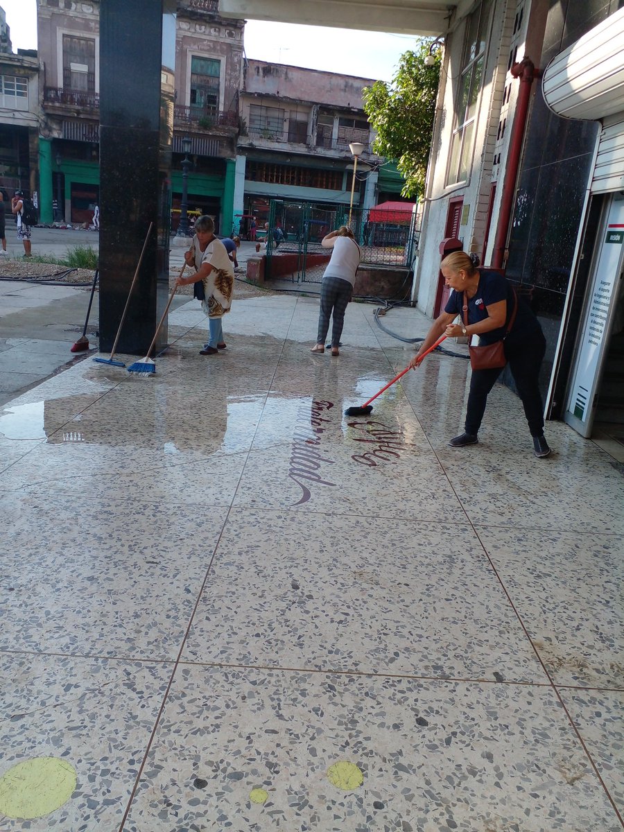 Hoy amaneció la Empresa de Ingeniería y Proyectos del Petróleo en labores de limpieza e higienización del entorno.
¡Una jornada diferente, pero muy necesaria!
#PetrolerosPorCuba 
#PorCubaJuntosCrecemos 🇨🇺