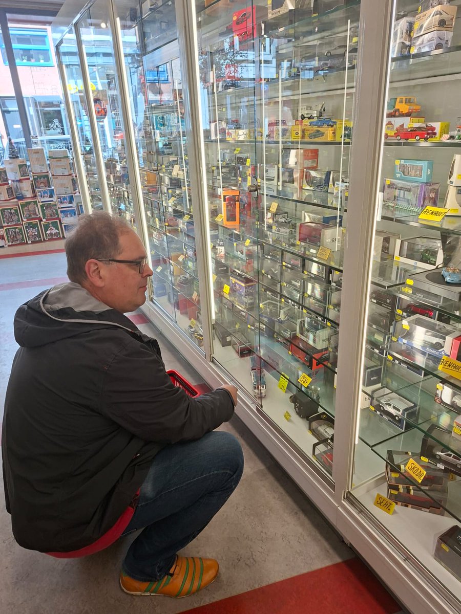 Eindelijk weer eens bij Wentink Hobby in de Steenstraat in Arnhem. Blij jongetje. Mooie nieuwe én tweedehands modellen gevonden.