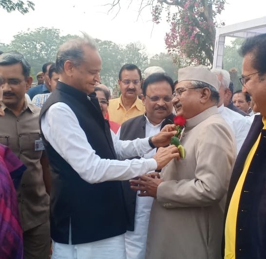 कांग्रेस के वरिष्ठ नेता, पूर्व मंत्री एवं पूर्व राज्यसभा सांसद श्री अश्क अली टांक के निधन का समाचार बहुत दुखद है। उन्होंने अपनी लम्बी राजनीतिक यात्रा में कई मुकाम हासिल किए। श्री टांक NSUI व यूथ कांग्रेस के अध्यक्ष एवं अल्पसंख्यक आयोग के चैयरमैन भी रहे थे।  वो युवाओं में काफी