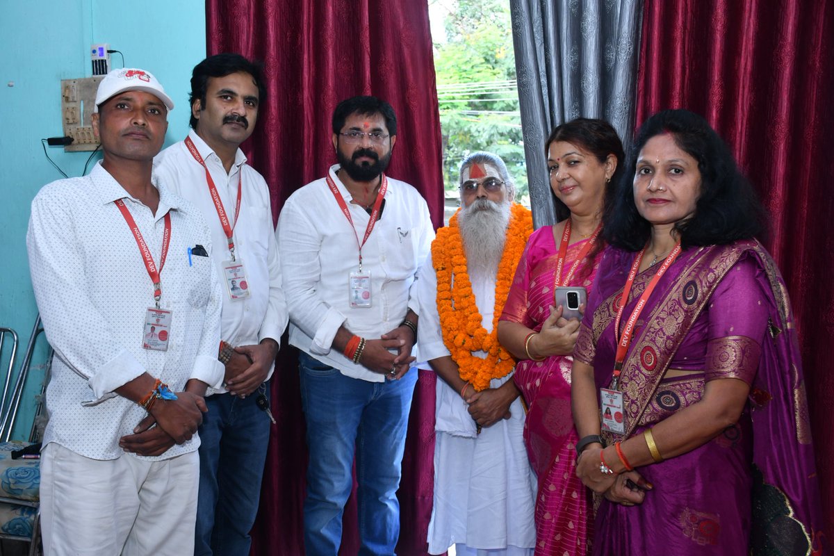 ayuda_dev's tweet photo. ✨️#देव_फाउंडेशन के छठें स्थापना दिवस सम्मान समारोह'2025 मे उपस्थित आदरणीय अतिथियों, संतों, सभी महानुभाव,मातृ- शक्तियों,पत्रकार बंधुओं, व सम्मानित गणमान्य-जनों का #DF_Ayuda संस्था की तरफ से सहृदय से हार्दिक आभार एवं धन्यवाद।🪴

#DevFoundation
@RamPandey2003 
@RamjiPandeyOff 🏹 https://t.co/Fliore6dV8