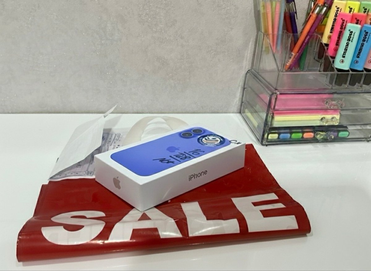 Dr_HesamRezaei's tweet image. قرار بود با کادوی تولد سورپرایزش کنم، با رفتنش یه آیفون اضافه برام موند.