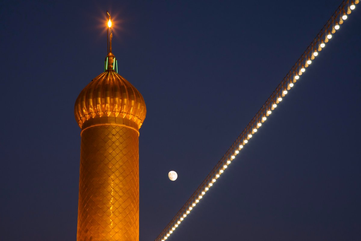 ليلُ كربلاء... حين يهطل نور القمر عند قبة الإمام الحسين (عليه السلام) ومنارتيه