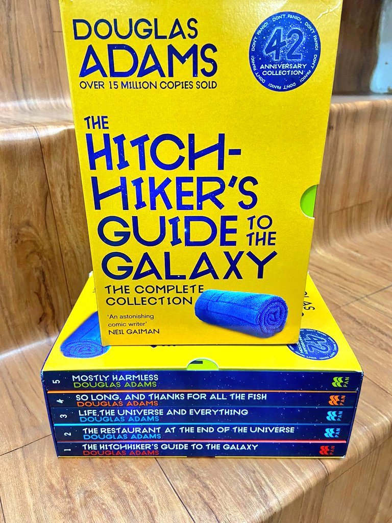 PadhegaIndia_'s tweet photo. #NavratriWithPI 🔱 #PIBookUtsav.
Flat 40% Discount.
Presenting the much loved Boxset by Douglas Adams: The Complete Hitchhiker's Guide to the Galaxy.
#BuyOriginal 💮 #BuyFromPI
Order 👉 https://t.co/BV7O5TzkMU