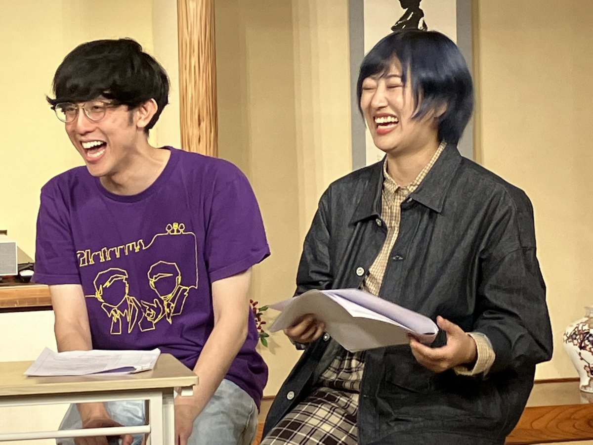 nc_beretchan's tweet image. 口撃戦。クボさんが読む百恵の経歴をはにかみながらも見守る宮本さんとマエノさん(あまりの内容の多さに『丁寧に』と注釈が書いてあったり📝)。

当初の原稿でNHK決勝が抜けていたことを真っ先に指摘したマエノさん。

#灰まで