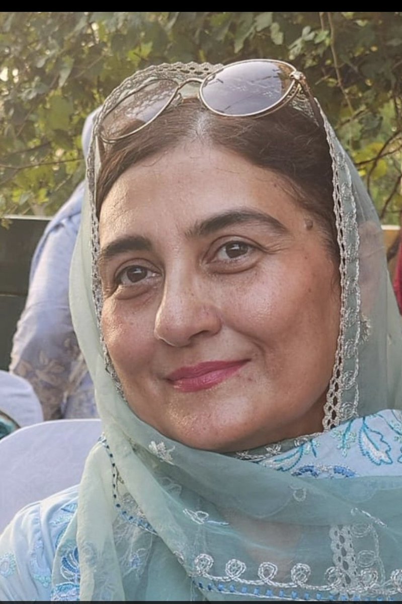 رابیعہ اقبال جو عمران خان کی نظریاتی اور وفادار کارکن ہے اسے کل رات اڈیالہ جیل کے باہر کیک کاٹنے کی وجہ سے گرفتار کیا ہوا ہے۔
ان کے لیے سب لوگ اواز اٹھائیں