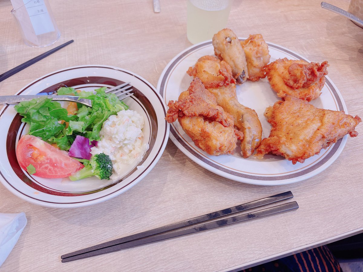 ケンタッキーの食べ放題に行ってきました🍗

⬇️チキン食数
姉5
姉夫8
甥6
夫6
私6

チキン以外にも色々メニューがあって、ついそっちも食べてしまい目標10個は無理でした…。
ビスケット+ソフトクリーム+ハニーメイプルは美味しすぎて2個食べときました。胃がタヒにました。